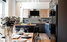 Central 5 Bedroom Townhouse Perfectly Located 2 Mins Walk From The Train Station